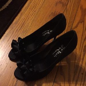 Open toe Black heels with ruffle design on front.